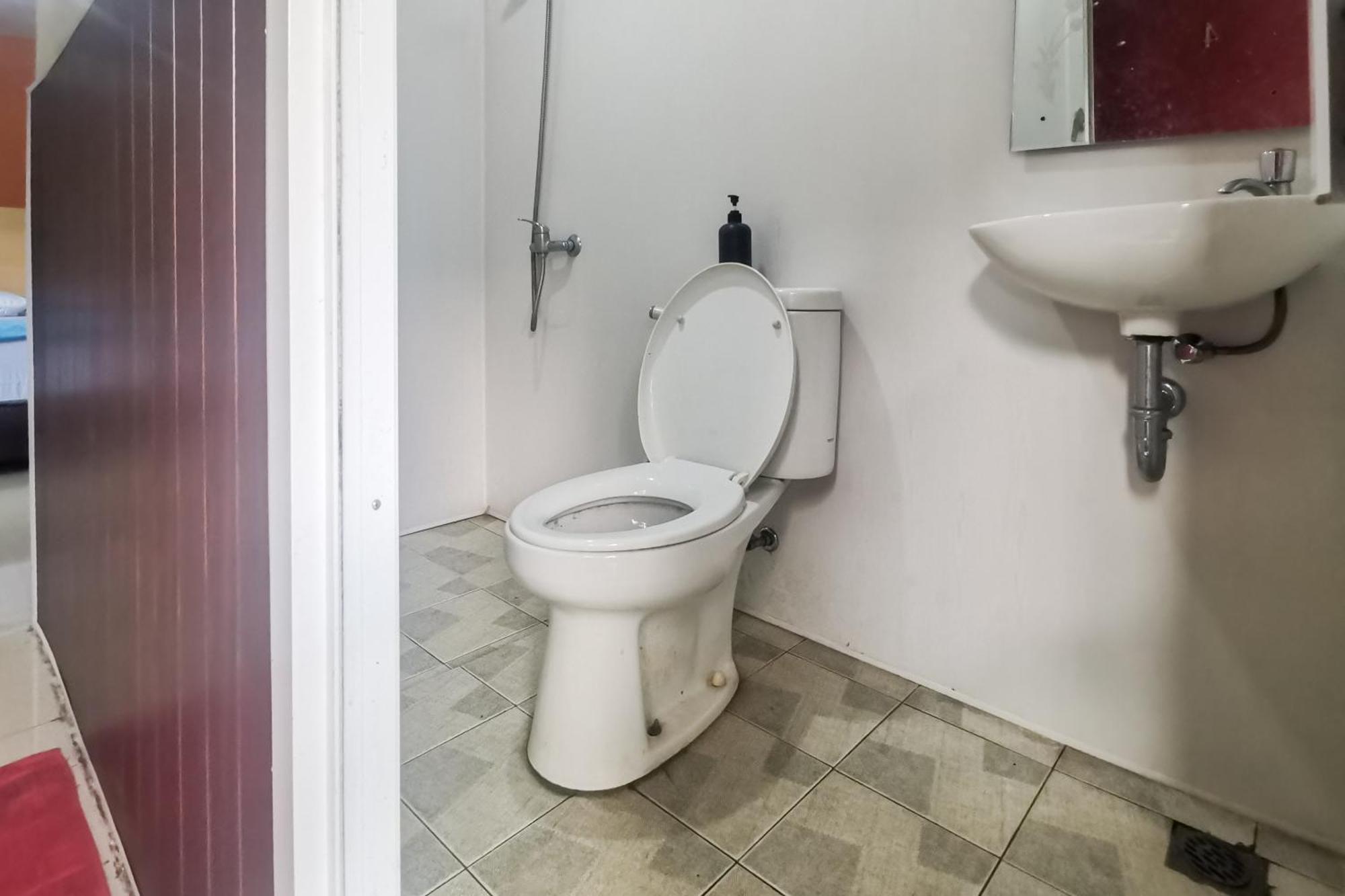 Hotel Container Inn Mitra Reddoorz Gadok Ngoại thất bức ảnh